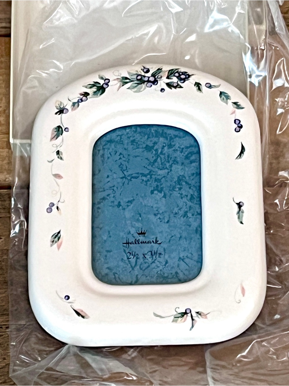 Beautiful Vintage Hallmark Ceramic Oval Berry Vine Picture Frame NIB - Picture 2 of 5